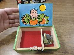 Anri reuge Snoopy Peanuts 1971 United Take Me out to the Ball Game music box