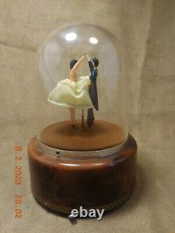 REUGE DANCING COUPLE UNDER DOME With 18 NOTE MVMT MERRY WIDOW WALTZ (SEE VIDEO)