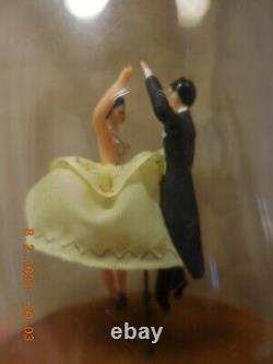 REUGE DANCING COUPLE UNDER DOME With 18 NOTE MVMT MERRY WIDOW WALTZ (SEE VIDEO)