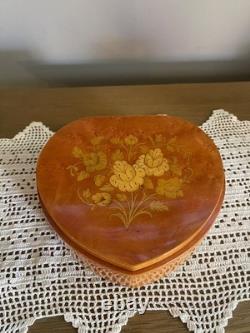 Reuge Inlaid Heart-Shaped Music Box Sorrento / Made in Italy Try To Remember