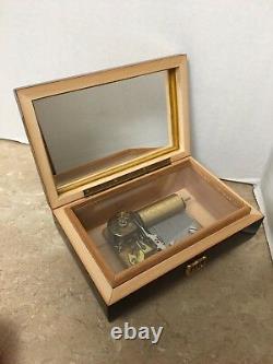 Reuge Swiss Music Box 2/36 working condition Vintage Box Lacquer Top See Picture