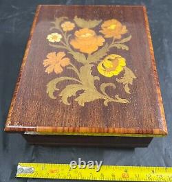 Reuge made in Italy, wooden floral design music box for jewelry Romeo and Juliet